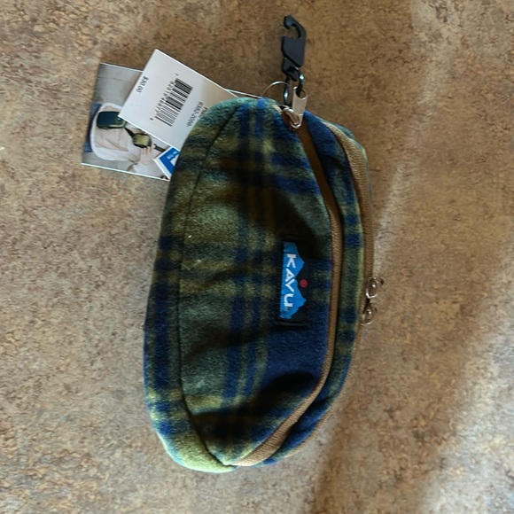 NWT Kavu Polar spectator sling bag sold at Free People stores. - Picture 8 of 8